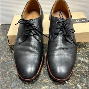 Clarks Men's Black Leather Derby Shoes with Brown Welt